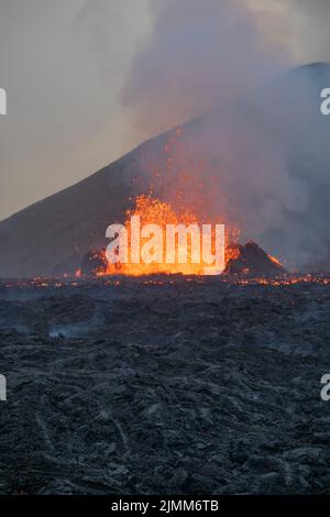 Des projections de lave ont lieu au cours d'une petite éruption volcanique au Mont Fagradalsfjall, dans le sud-ouest de l'Islande, en août 2022. Banque D'Images