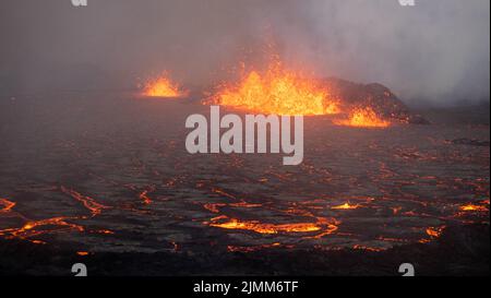 Des projections de lave ont lieu au cours d'une petite éruption volcanique au Mont Fagradalsfjall, dans le sud-ouest de l'Islande, en août 2022. Banque D'Images