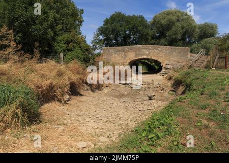 Lincolnshire, Royaume-Uni. 6th août 2022. Souffre c'est la pire sécheresse depuis 1976 la rivière Glen dans Lincolnshire sèche. Crédit : Tim Scrivener/Alamy Live News Banque D'Images