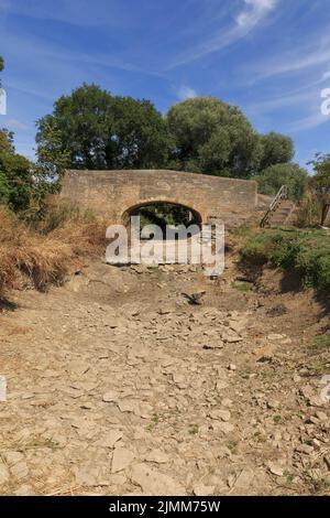 Lincolnshire, Royaume-Uni. 6th août 2022. Souffre c'est la pire sécheresse depuis 1976 la rivière Glen dans Lincolnshire sèche. Crédit : Tim Scrivener/Alamy Live News Banque D'Images