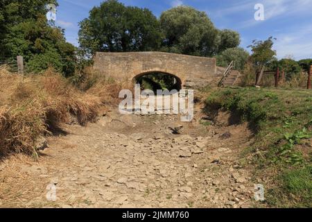 Lincolnshire, Royaume-Uni. 6th août 2022. Souffre c'est la pire sécheresse depuis 1976 la rivière Glen dans Lincolnshire sèche. Crédit : Tim Scrivener/Alamy Live News Banque D'Images