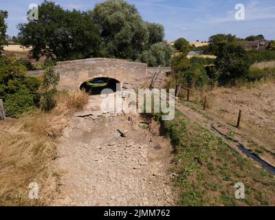 Lincolnshire, Royaume-Uni. 6th août 2022. Souffre c'est la pire sécheresse depuis 1976 la rivière Glen dans Lincolnshire sèche. Crédit : Tim Scrivener/Alamy Live News Banque D'Images