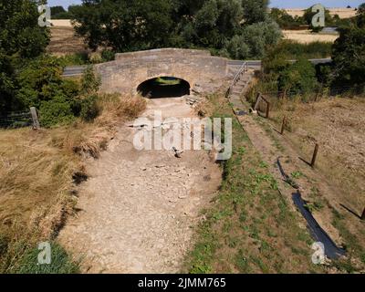 Lincolnshire, Royaume-Uni. 6th août 2022. Souffre c'est la pire sécheresse depuis 1976 la rivière Glen dans Lincolnshire sèche. Crédit : Tim Scrivener/Alamy Live News Banque D'Images