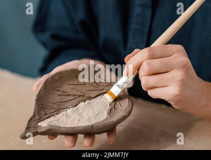 Gros plan de la feuille de peinture manuelle Banque D'Images