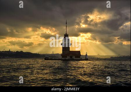 La Tour de la jeune fille et le paysage d'Istanbul lors d'une journée nuageux avec des lumières changeantes. La tour de la jeune fille ou Kiz Kulesi est située au milieu du Bosphore, à Istanbul Banque D'Images