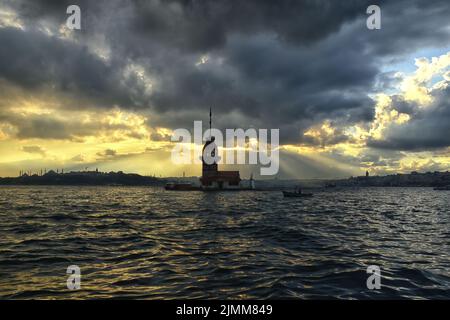 La Tour de la jeune fille et le paysage d'Istanbul lors d'une journée nuageux avec des lumières changeantes. La tour de la jeune fille ou Kiz Kulesi est située au milieu du Bosphore, à Istanbul Banque D'Images