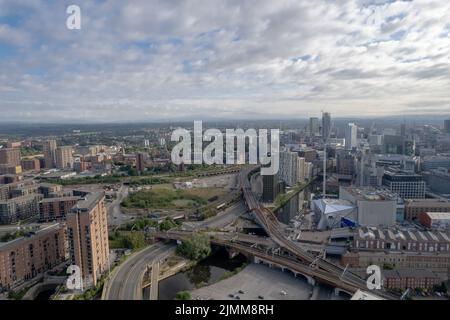 Centre ville de Manchester Drone vue aérienne au-dessus du bâtiment travaux de construction Skyline Blue Sky Summer Beethoam Tower Apartments Agent immobilier Banque D'Images