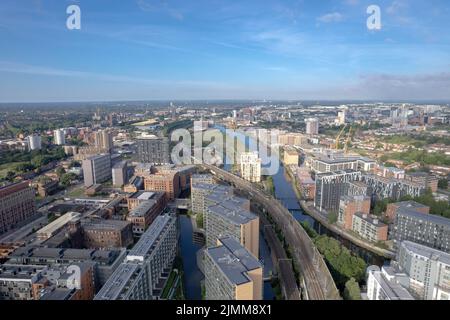 Centre ville de Manchester Drone vue aérienne au-dessus du bâtiment travaux de construction Skyline Blue Sky Summer Beethoam Tower Apartments Agent immobilier Banque D'Images