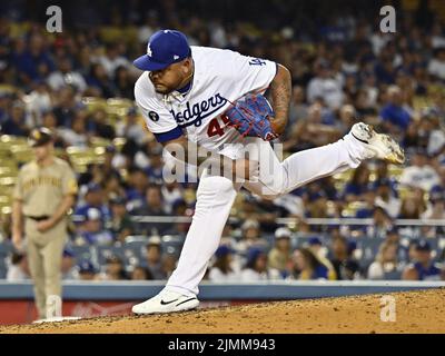 Los Angeles, États-Unis. 07th août 2022. Le pichet de secours des Dodgers de Los Angeles livre contre les Padres de San Diego pendant le neuvième repas au stade de Dodger samedi, 6 août 2022. Photo de Jim Ruymen/UPI crédit: UPI/Alay Live News Banque D'Images