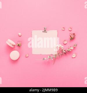 Papier vierge avec branches de fleurs de macarons Banque D'Images