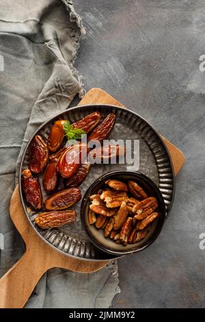 Vue de dessus dates arrangements de noix Banque D'Images