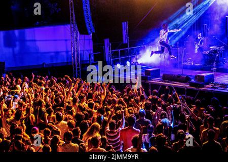 Montalto Delle Marche, Italie. 06th août 2022. Aimone Romizi, du groupe de rock italien alternatif Fast Animals and Slow Kids, se produit dans le concert. Crédit : SOPA Images Limited/Alamy Live News Banque D'Images