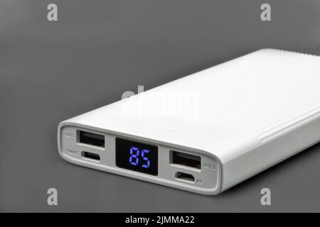 PowerBank pour charger des appareils mobiles gros plan sur le noir. Banque D'Images