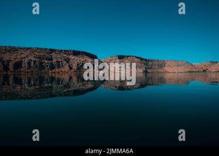 Une vue aérienne de belles montagnes près de la rivière Euphrate à Sanliurfa, Turquie Banque D'Images