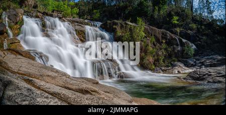 Vue sur les cascades de Cascata Fecha de Barjas dans le parc national de Peneda-Geres au Portugal Banque D'Images