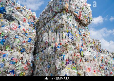 Bouteilles en plastique en PET compactées et prêtes pour le recyclage collectées. Piles de déchets plastiques pour retraitement. Banque D'Images