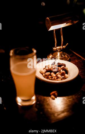 Se détendre dans le salon du bar de nuit Banque D'Images