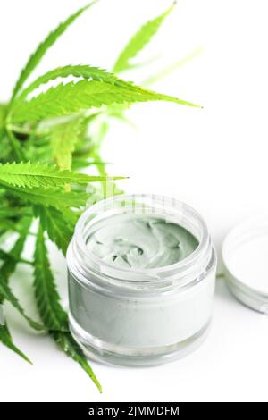 Plante verte de cannabis et pot avec une crème hydratante Banque D'Images