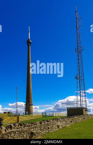 Mât Emley Moor, tour de transmission, contre un ciel bleu, West Yorkshire Banque D'Images