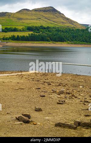 Faibles niveaux d'eau dans le réservoir de Dovestones, dans la vallée de Chew, dans le Grand Manchester, l'été très sec 2022, sécheresse Banque D'Images