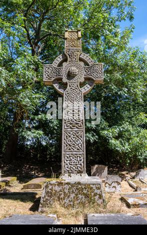 Grande croix celtique dans le village de Mattingley église de chantier, Hampshire, Angleterre, Royaume-Uni Banque D'Images