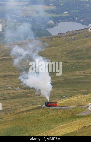 Un train à vapeur transportant les passagers jusqu'au Snowdon Summit sur le Snowdon Mountain Railway Banque D'Images