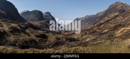 Panorama de Glen COE vers l'ouest avec les trois Sœurs sur la gauche, Aonach Eagach Ridge sur la droite et la route sinueuse A82 vue de l'ancienne route militaire. Banque D'Images