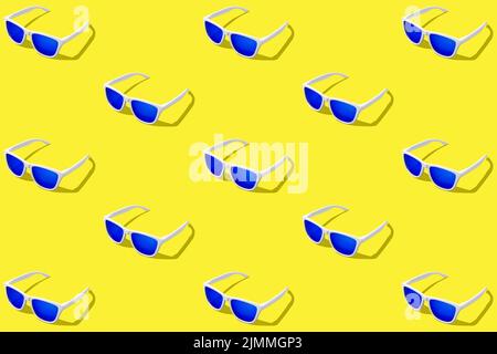 Motif de lunettes de soleil bleues sur fond jaune avec lumière intense. Photo studio de lunettes de soleil modernes sur fond coloré. Banque D'Images