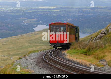 Un train à vapeur transportant les passagers jusqu'au Snowdon Summit sur le Snowdon Mountain Railway Banque D'Images