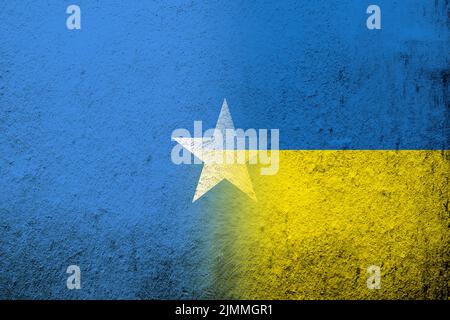 La République fédérale de Somalie drapeau national avec drapeau national de l'Ukraine. Grunge l'arrière-plan Banque D'Images