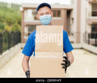Homme portant un masque d'administration de dose moyenne Banque D'Images