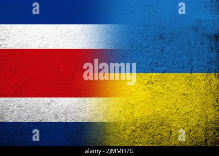République du Costa Rica drapeau national avec drapeau national de l'Ukraine. Grunge l'arrière-plan Banque D'Images