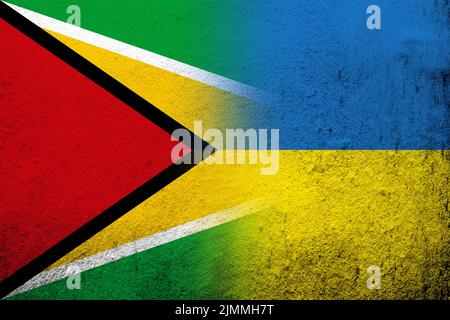 Le drapeau national de la République coopérative du Guyana avec le drapeau national de l'Ukraine. Grunge l'arrière-plan Banque D'Images