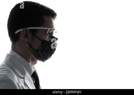 Gros plan portrait d'un dentiste mâle portant des loupes binoculaires dentaires isolées sur fond blanc Banque D'Images