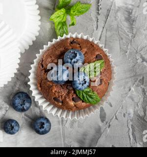 Vue de dessus savoureux cupcake avec myrtilles menthe Banque D'Images