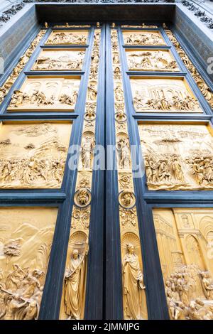 Porte du Paradis de Florence : ancienne porte principale du Baptistère de Florence - Battistero di San Giovanni - située en face du Chat Banque D'Images