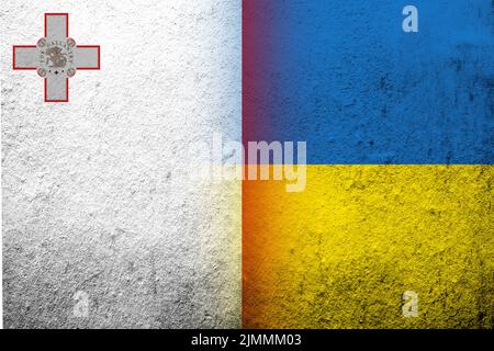 La République de Malte drapeau national avec drapeau national de l'Ukraine. Grunge l'arrière-plan Banque D'Images