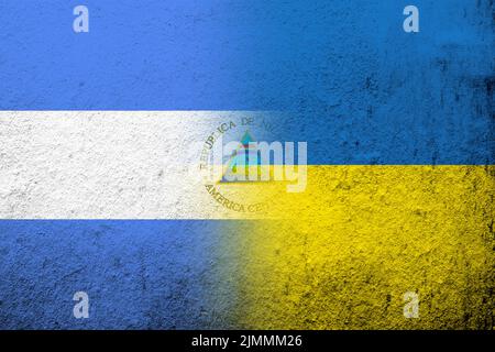 La République du Nicaragua drapeau national avec drapeau national de l'Ukraine. Grunge l'arrière-plan Banque D'Images