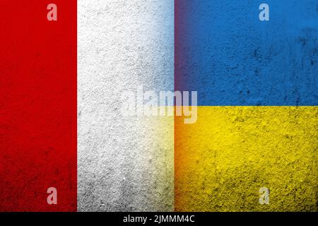 La République du Pérou drapeau national avec drapeau national de l'Ukraine. Grunge l'arrière-plan Banque D'Images