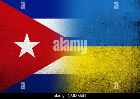 La République de Cuba drapeau national avec drapeau national de l'Ukraine. Grunge l'arrière-plan Banque D'Images