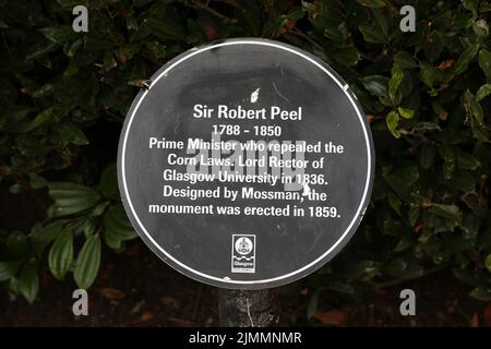 George Square, Glasgow, Écosse, Royaume-Uni. La statue de Sir Robert Peel, le premier ministre dont le père avait des liens avec la traite des esclaves. Mémorial à un homme politique célèbre et fondateur de la police moderne. La statue de Sir Robert Peel se dresse sur la place George et est du sculpteur John Mossman. Érigée en 1859, elle est en bronze et est située sur une base et un piédestal carrés en granit. Banque D'Images