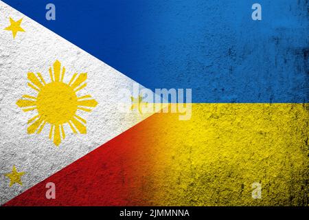 La République des Philippines drapeau national avec drapeau national de l'Ukraine. Grunge l'arrière-plan Banque D'Images