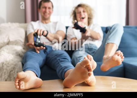 Couple avec un gamepads jouent à la console de jeux vidéo Banque D'Images