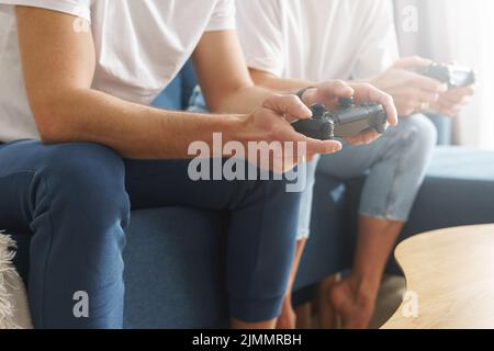 Couple avec un gamepads jouent à la console de jeux vidéo Banque D'Images
