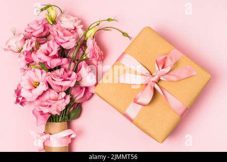 Vue sur le dessus bouquet de fleurs fraîches boîte cadeau décorative enveloppée Banque D'Images