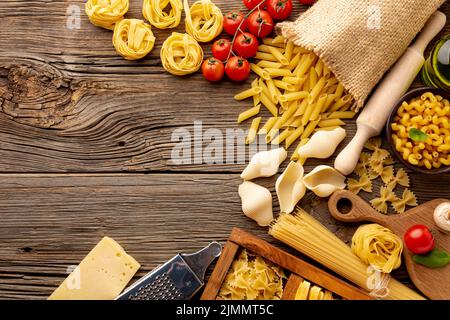 Mélange de pâtes non cuites avec espace de copie de tomates de champignons Banque D'Images