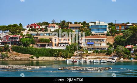 Mahon port front de mer avec des bateaux de marina et des bâtiments à flanc de colline à Minorque, îles Baléares, Espagne Banque D'Images