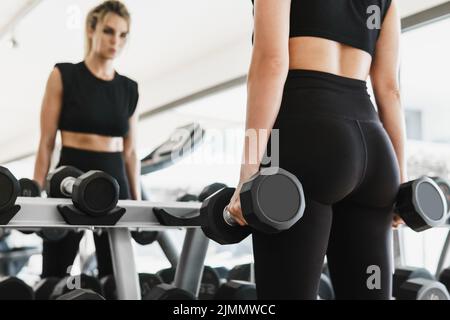 Jeune femme athlétique pendant son entraînement physique Banque D'Images