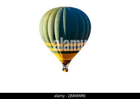 Ballon d'air chaud vert volant isolé sur fond blanc. Banque D'Images