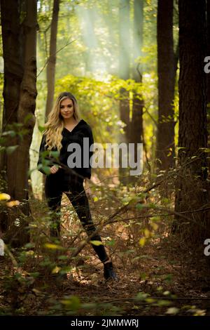 Un joli modèle Blonde pose à l'extérieur dans Un environnement de Forrest Banque D'Images